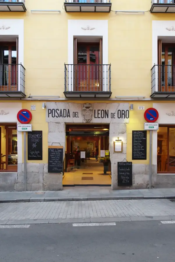 Fachada de Posada del León de Oro en Madrid